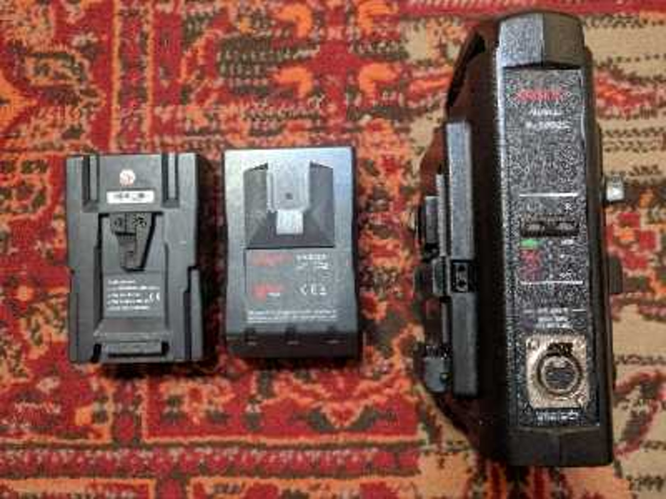 Swit v-lock battery x2 & charger