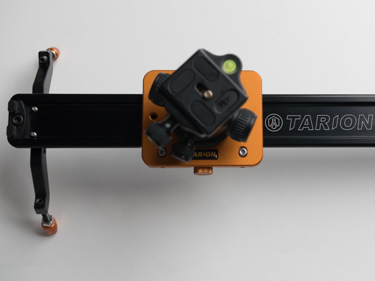 Tarion 47" video slider with pivot head for video cameras