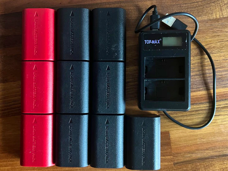 Ten lp e6 batteries + charger.