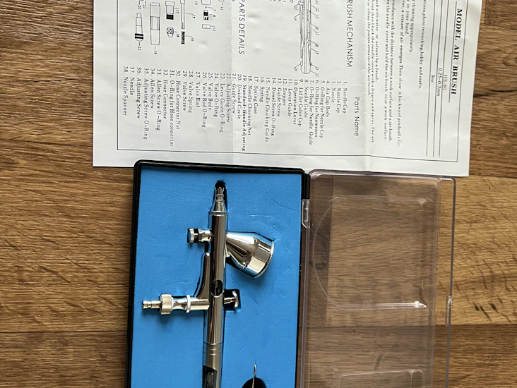 Dual action airbrush spray nail art