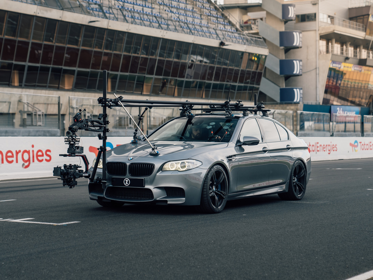 Tracking car complete with team. 