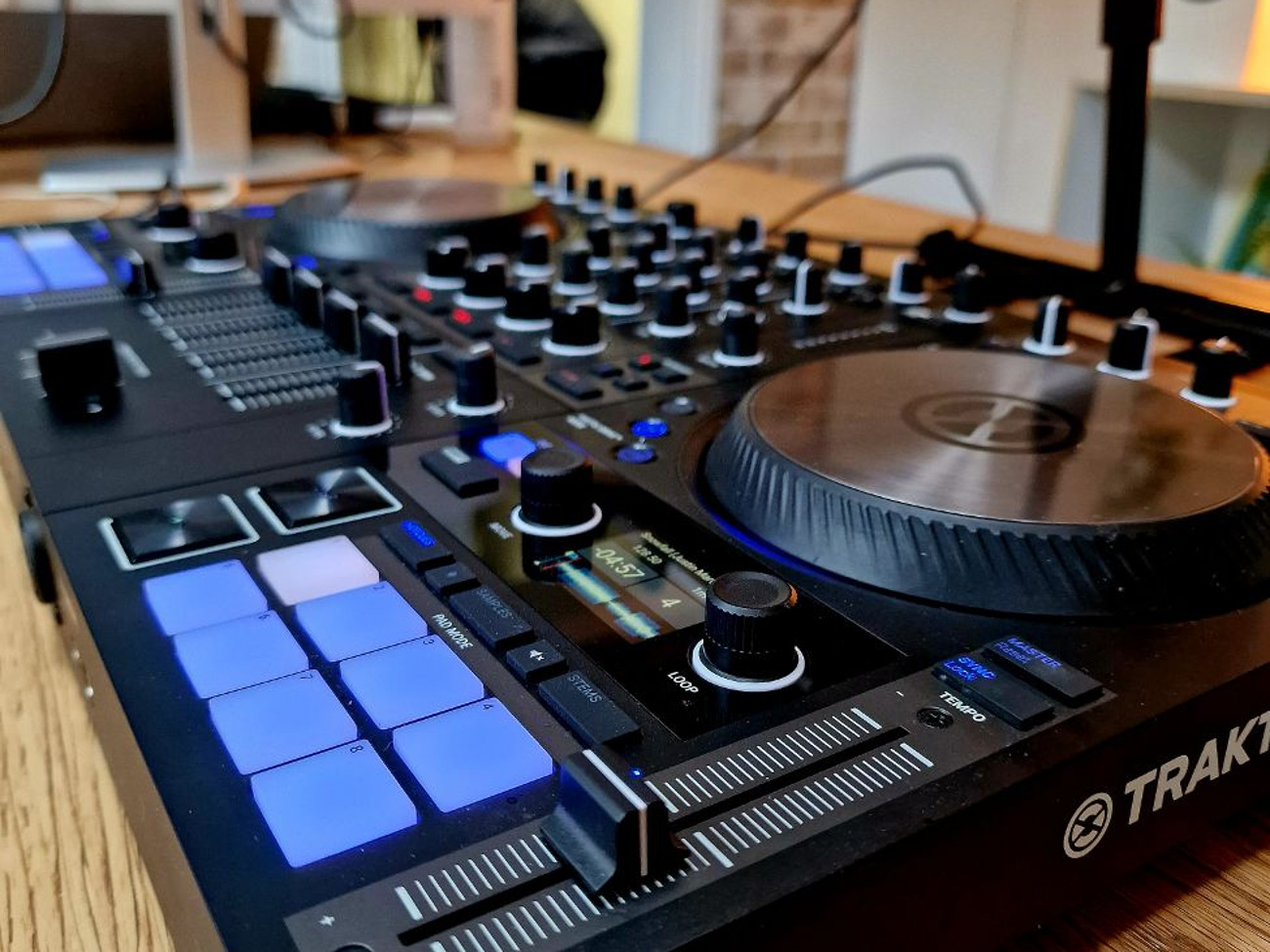 Rent Traktor Kontrol S4 Mk3 - DJ Controller from Oliver G Rent Traktor Kontrol S4 Mk3 - DJ Controller from Oliver G
