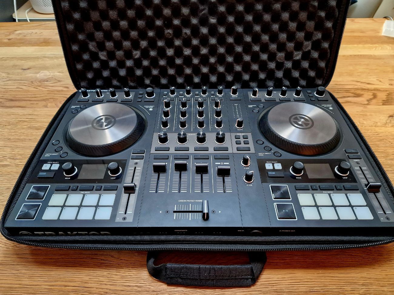 Rent Traktor Kontrol S4 Mk3 - DJ Controller from Oliver G Rent Traktor Kontrol S4 Mk3 - DJ Controller from Oliver G
