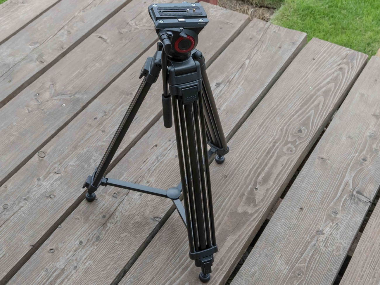 Tripod with manfrotto mvh500ah head