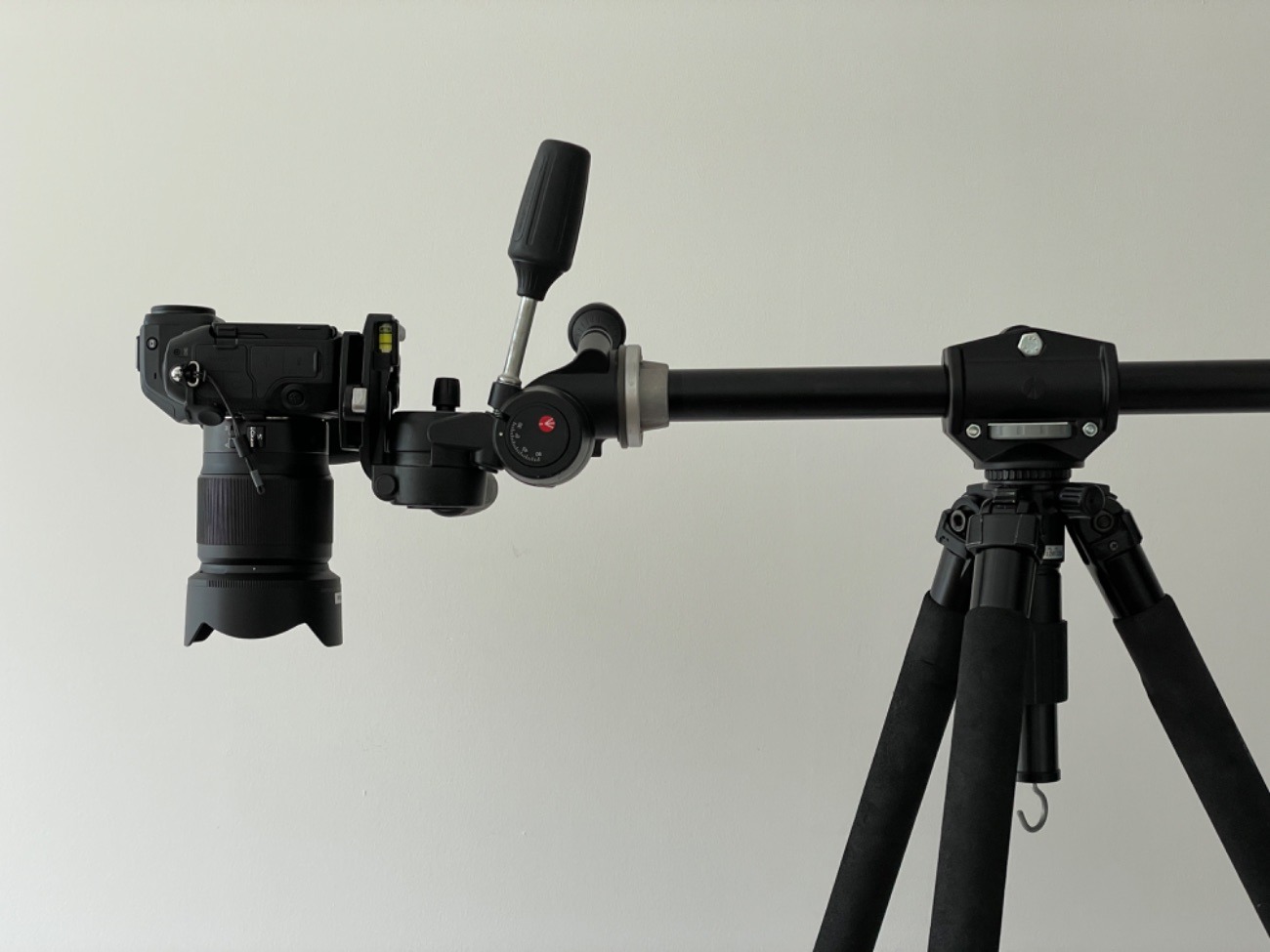Tripoed with vertical arm for copy / bird's eye shot