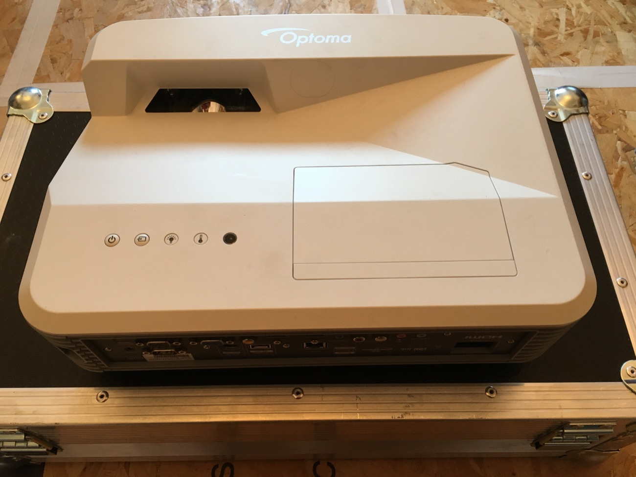 Ultra short throw projector