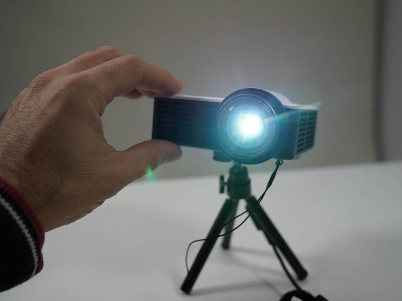 Ultra-compact short throw pico led projector 800 lumens