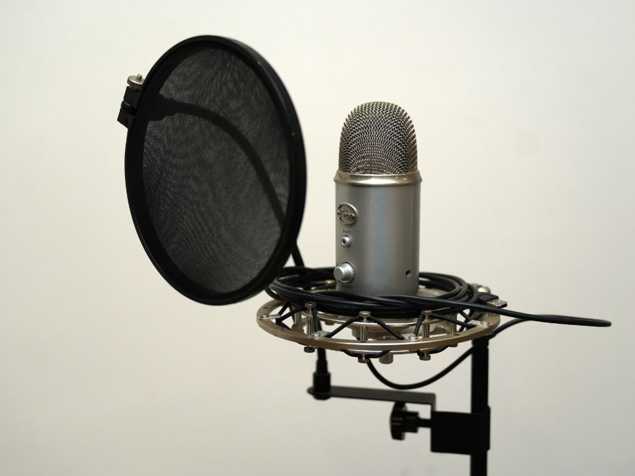 Usb microphone blue yeti + shock mount + stand + headphone