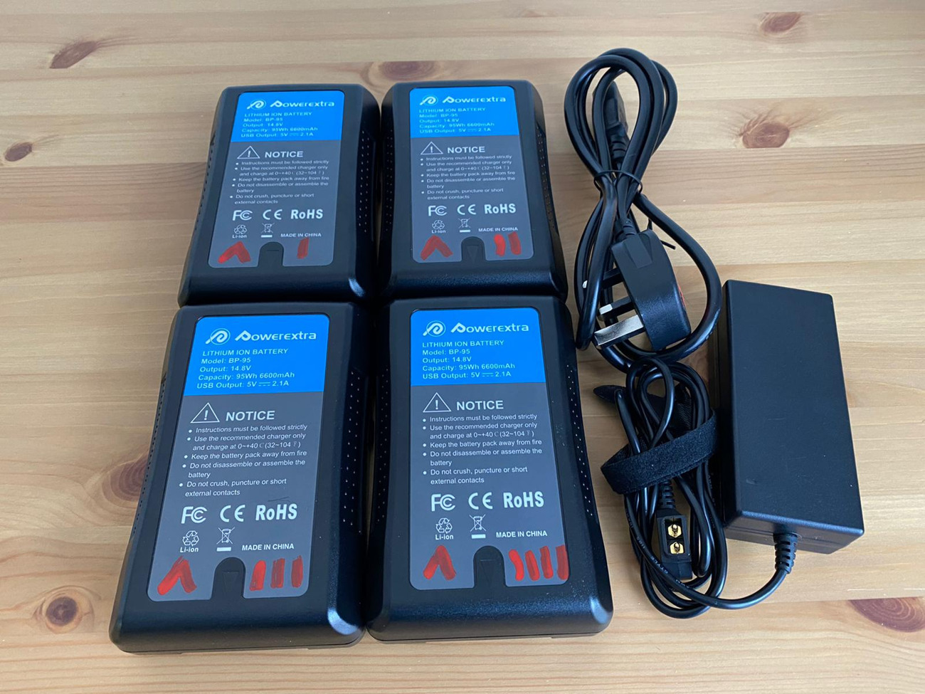 V lock batteries kit - 4 battery with single charger