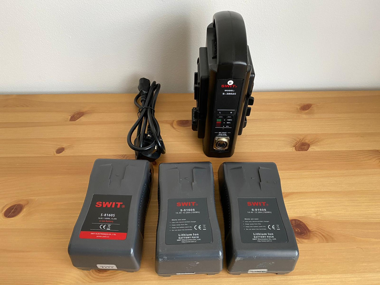 V lock batteries kit-3 swit 195 wh batteries / charger 