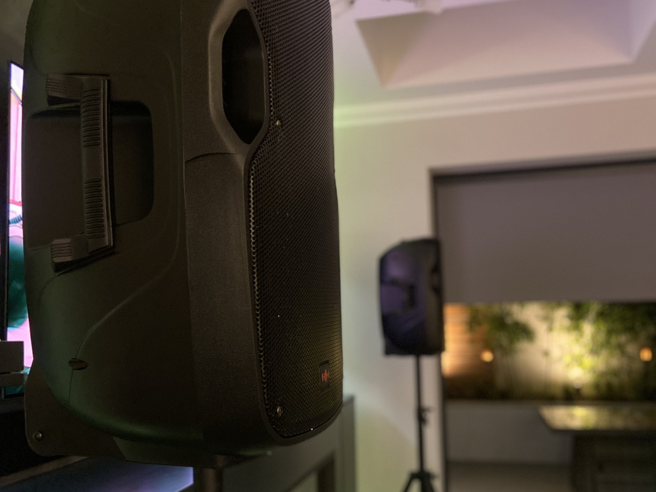 Vector by hh vre-12ag2 active pa speaker bundle with stands