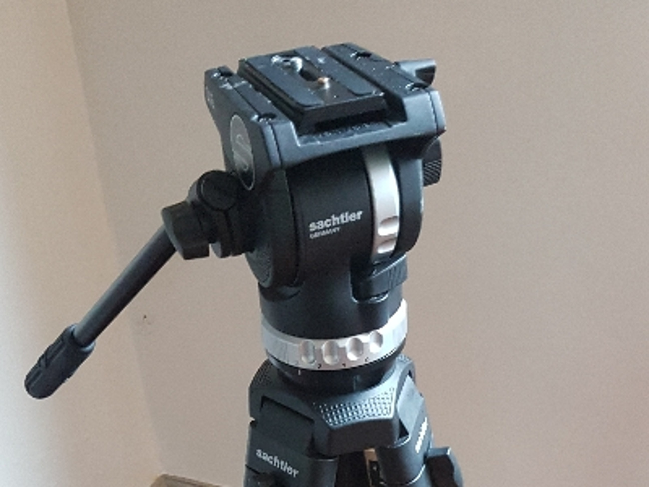 Video tripod