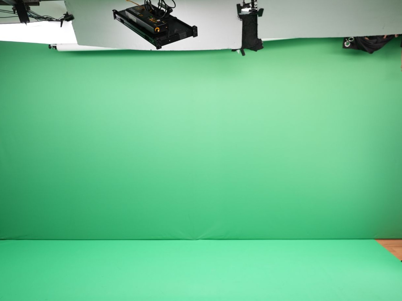 Video/photo studio - 90° green screen/colourama studio