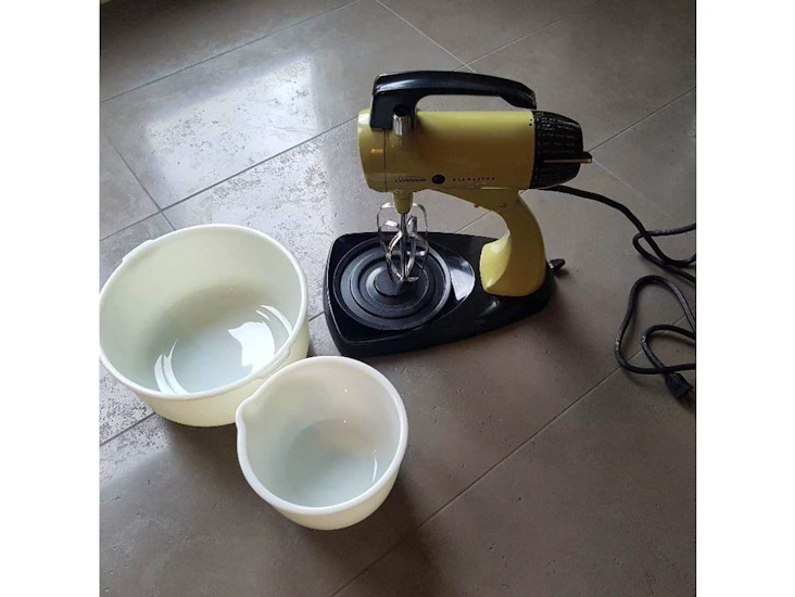 Vintage sunbeam mixer with 2 bowls