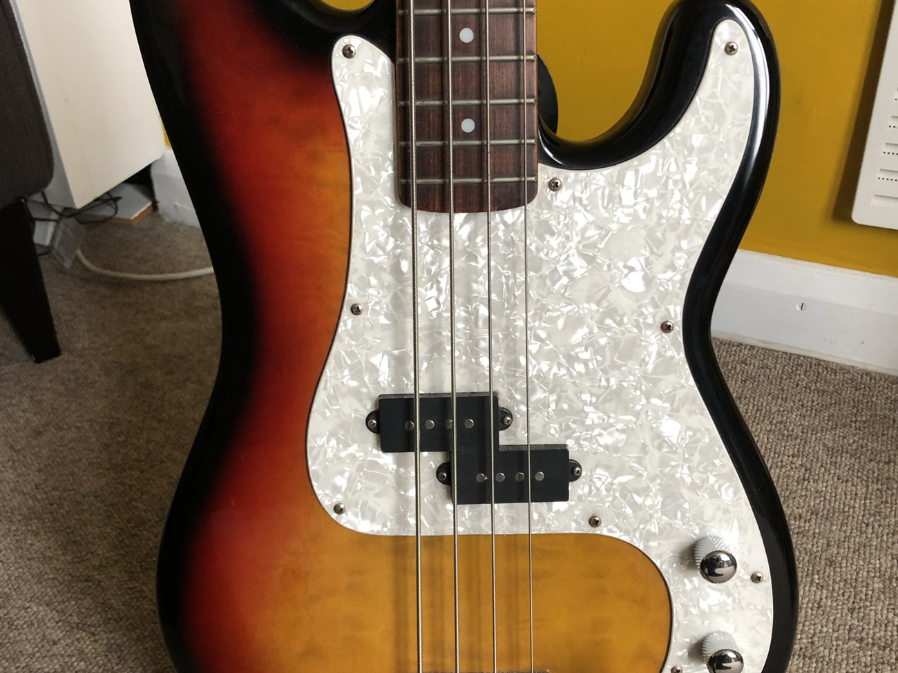 'vintage' sunburst bass