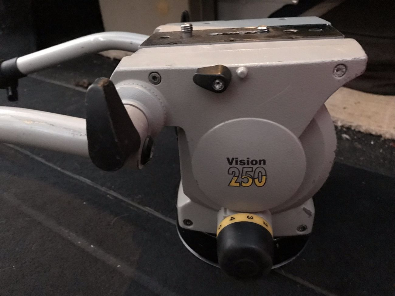 Vinten vision 250 tripod head