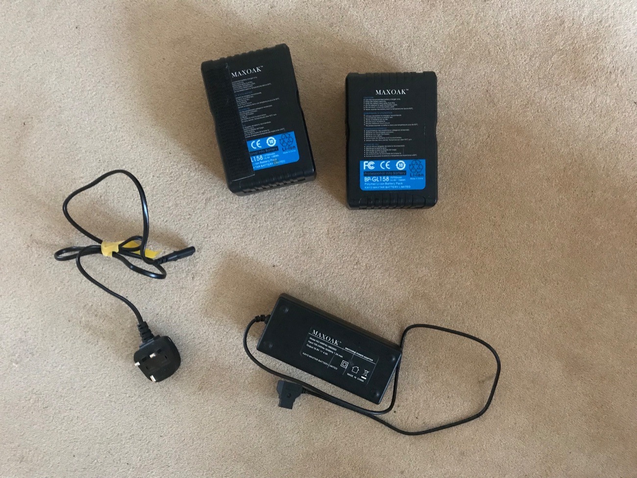 V-lock batteries: x2 maxoak 158wh 10700mha