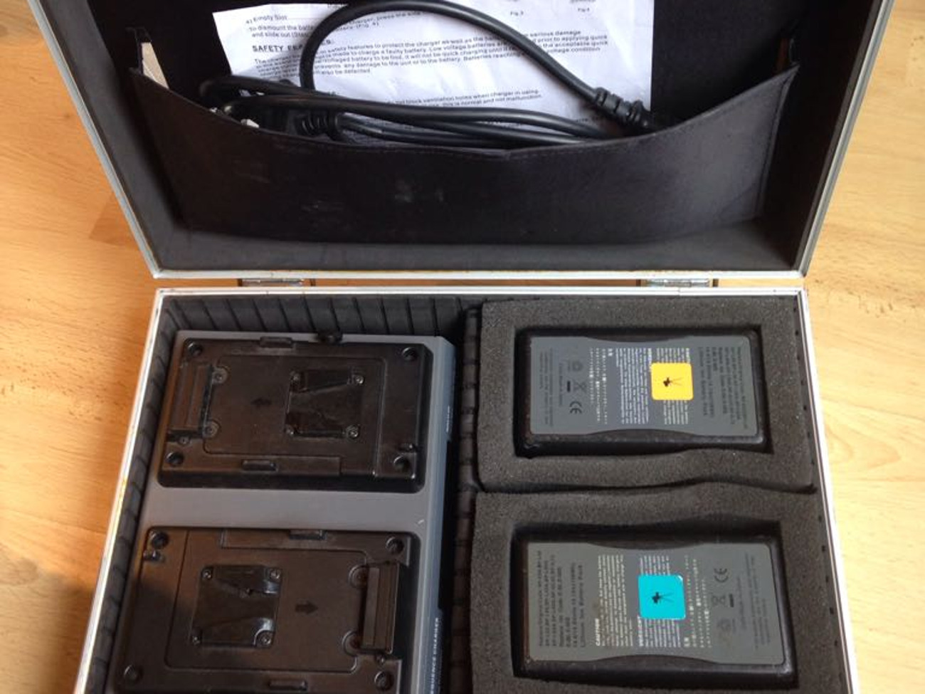 V-lock battery kit - 2 batteries and charger