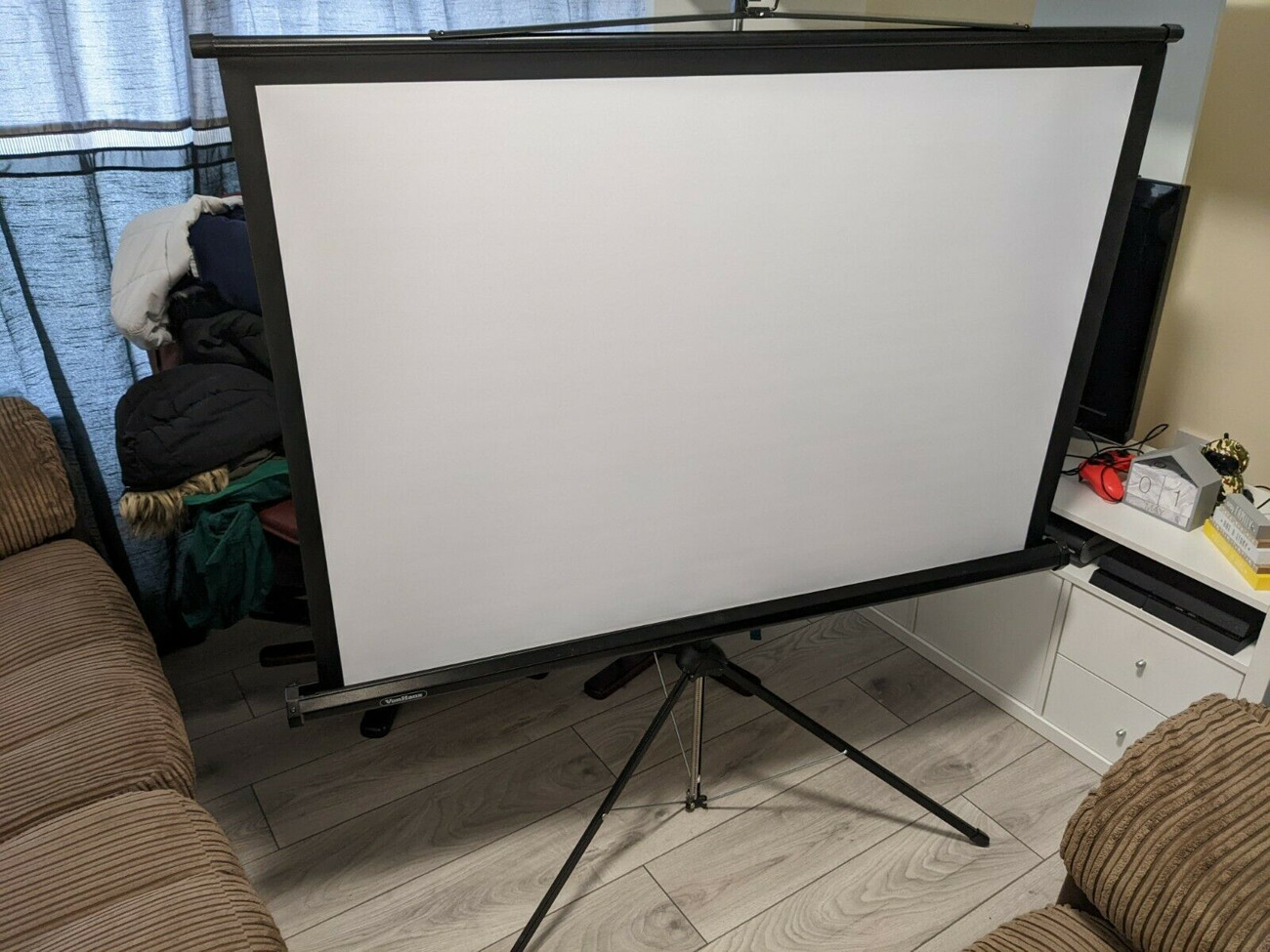 Vonhaus projection screen with tripod stand port
