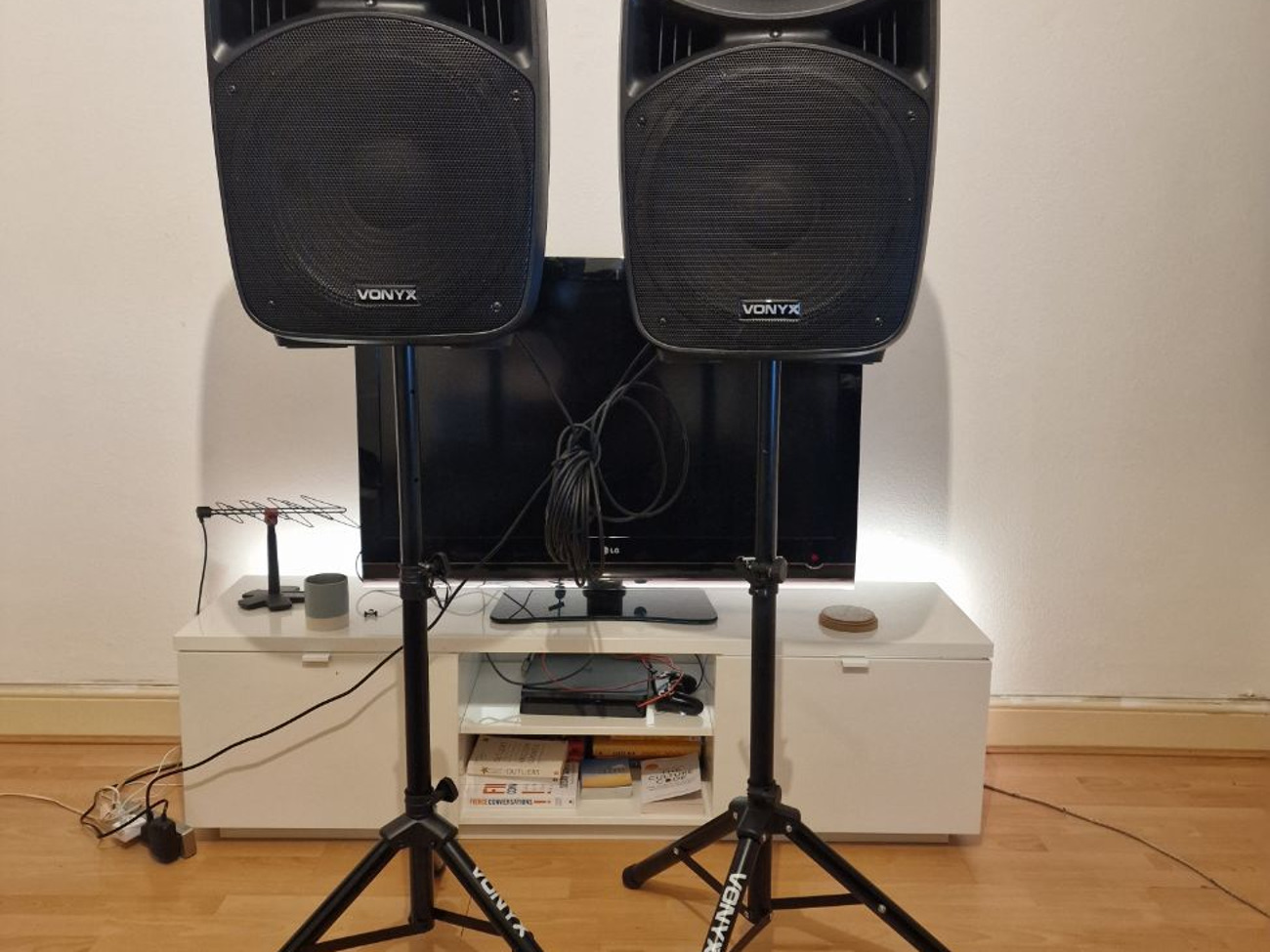 Vonyx 15" active party speakers with stands, mic & extension