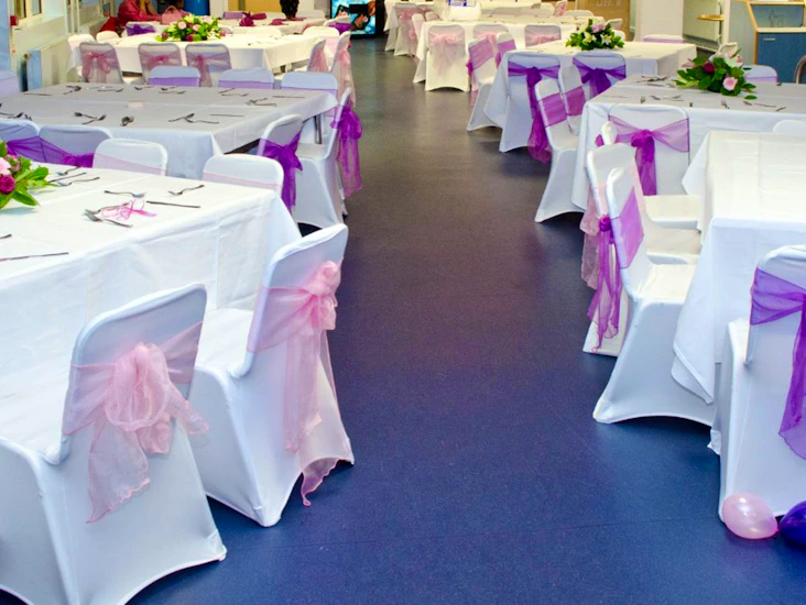 100 x white chair covers