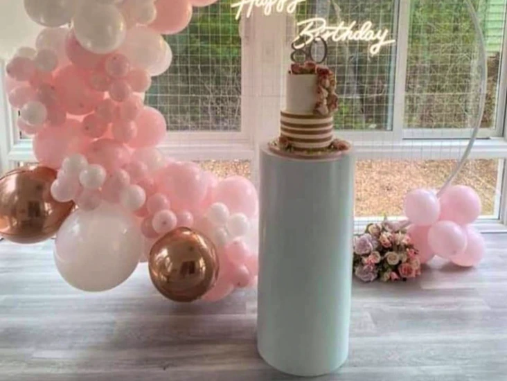 White cylinder cake stand