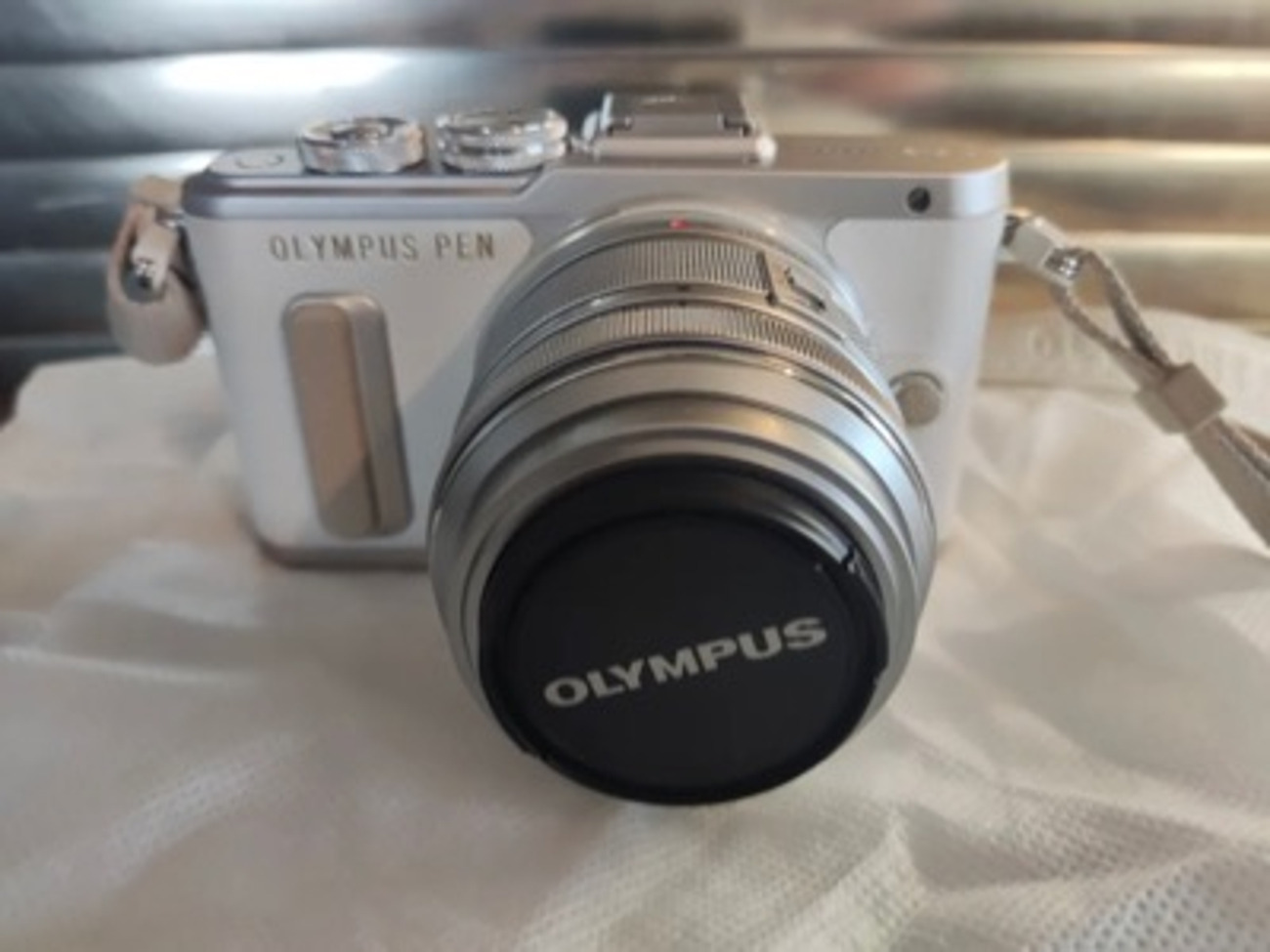 White olympus pen e-pl8