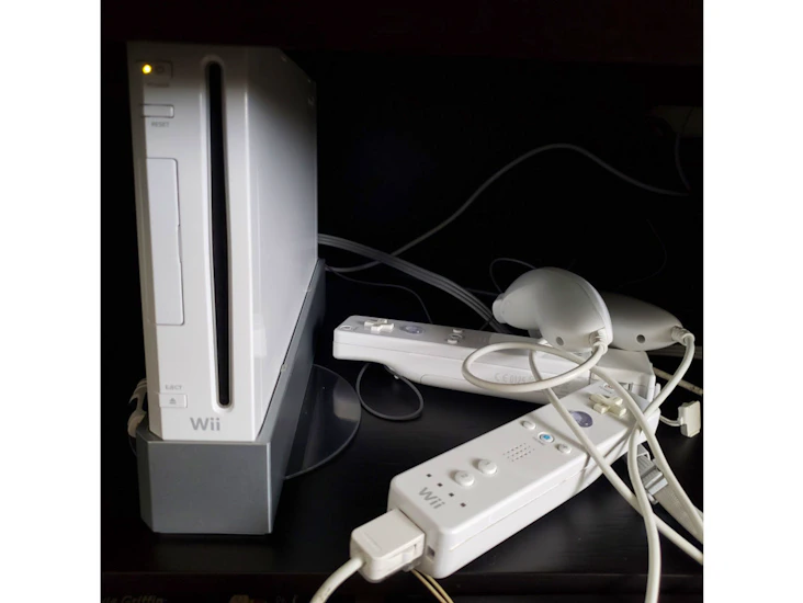 Wii game console with 2 remotes and nunchucks