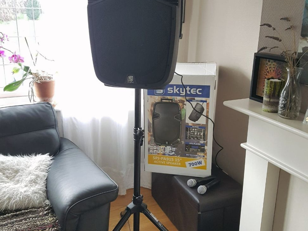 Wireless pa speaker with microphones + stand