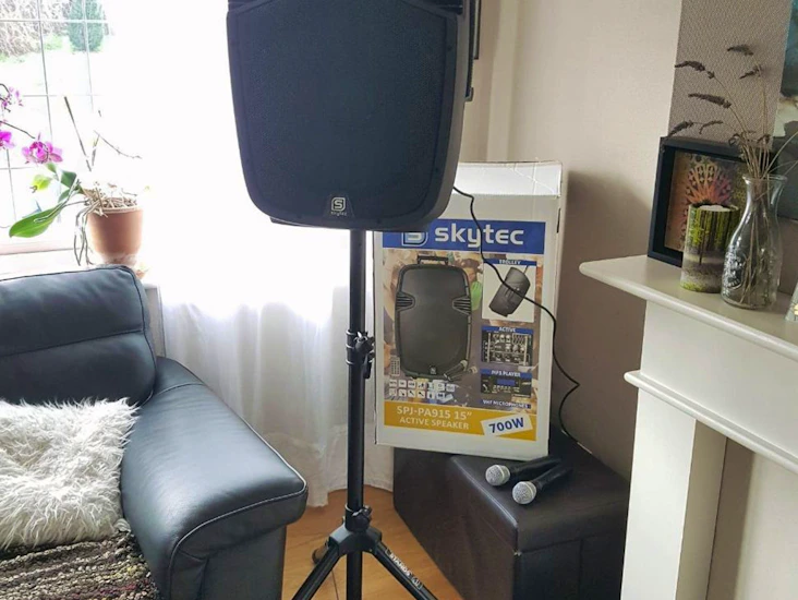 Wireless pa speaker with microphones + stand