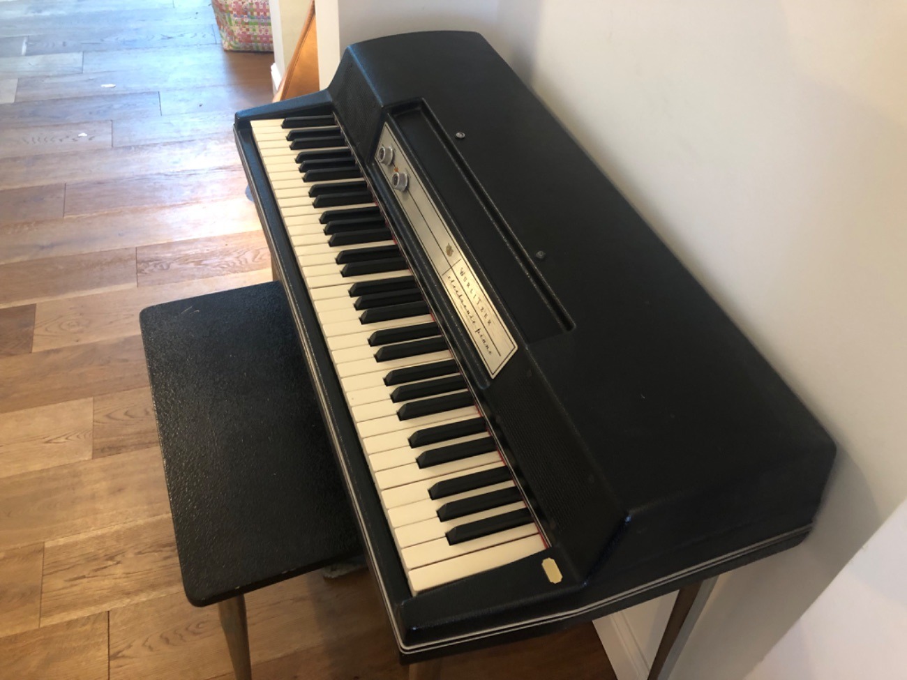 Wurlitzer ep200a w matching stool & flightcase