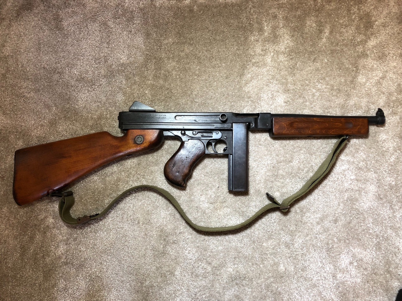 Ww2 thompson submachine gun - firing prop replica tommy gun - with 50 rounds & sling (price includes armourer)