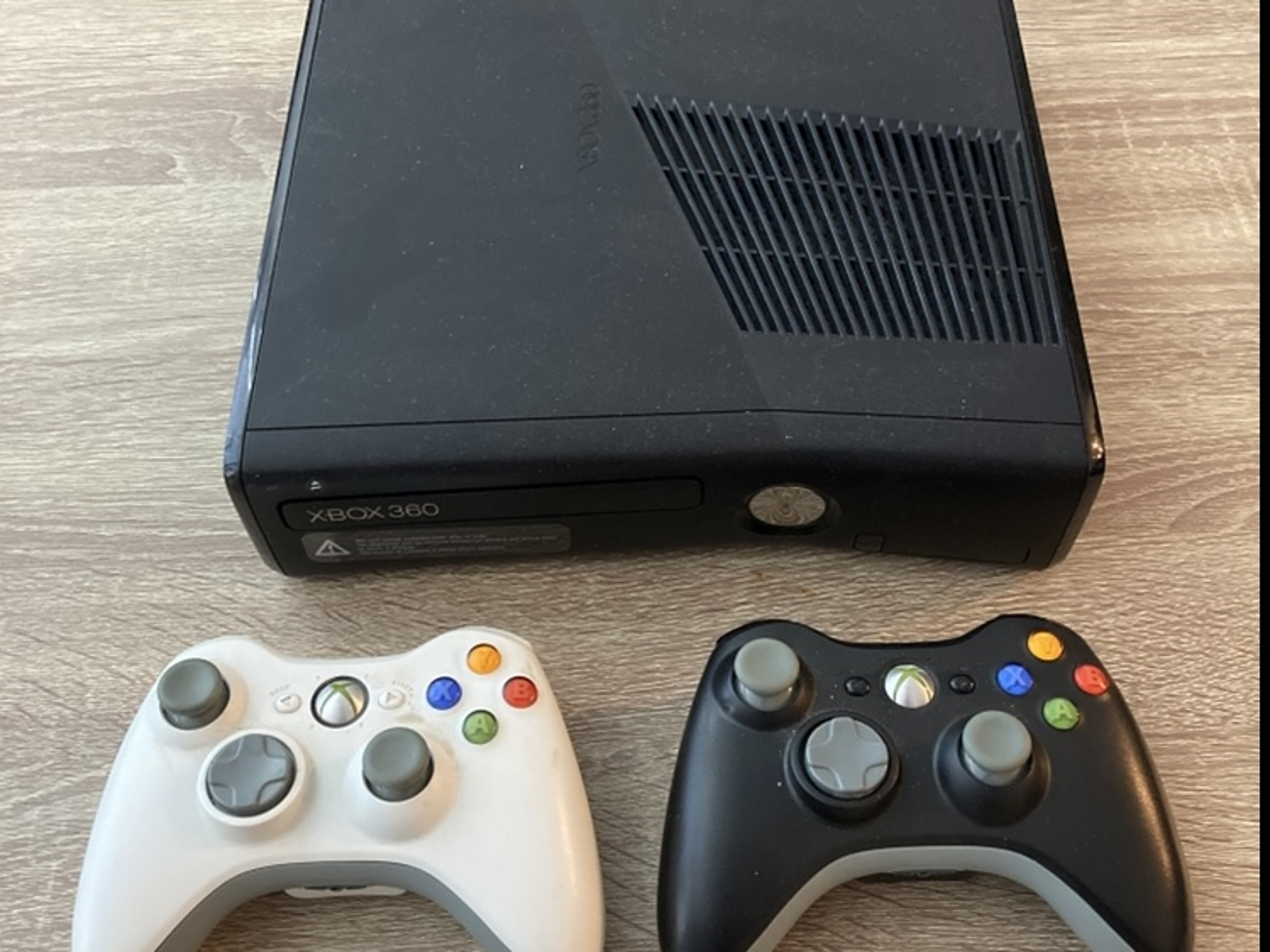 Xbox 360 with 4 controllers selling