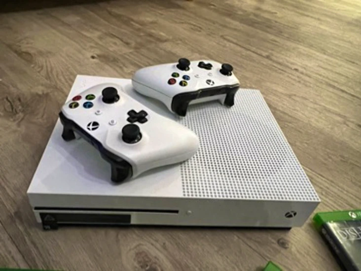 Xbox one with 2 controller and 5 games