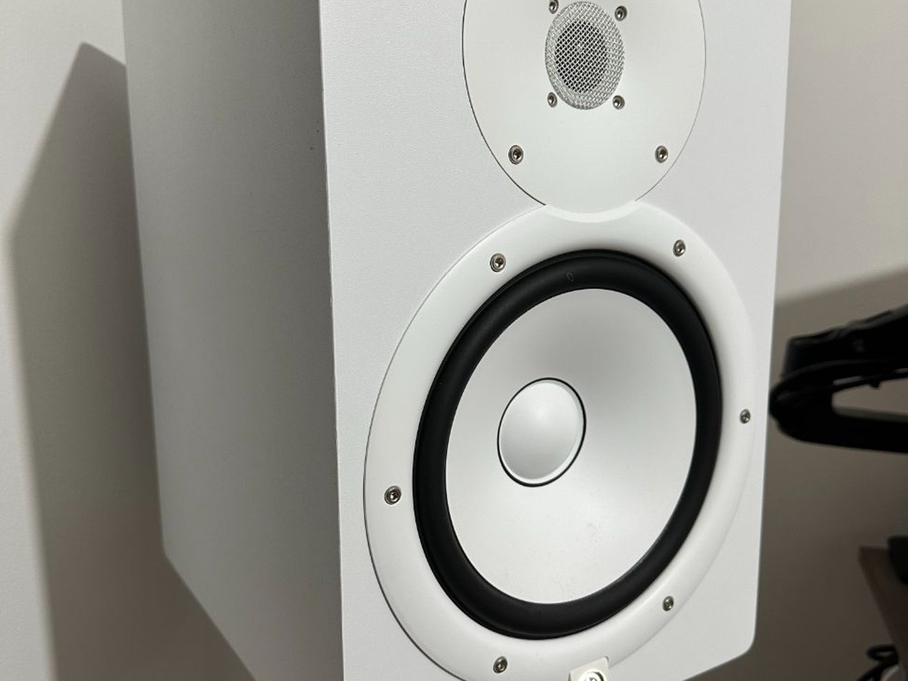 Yamaha hs8 studio monitor