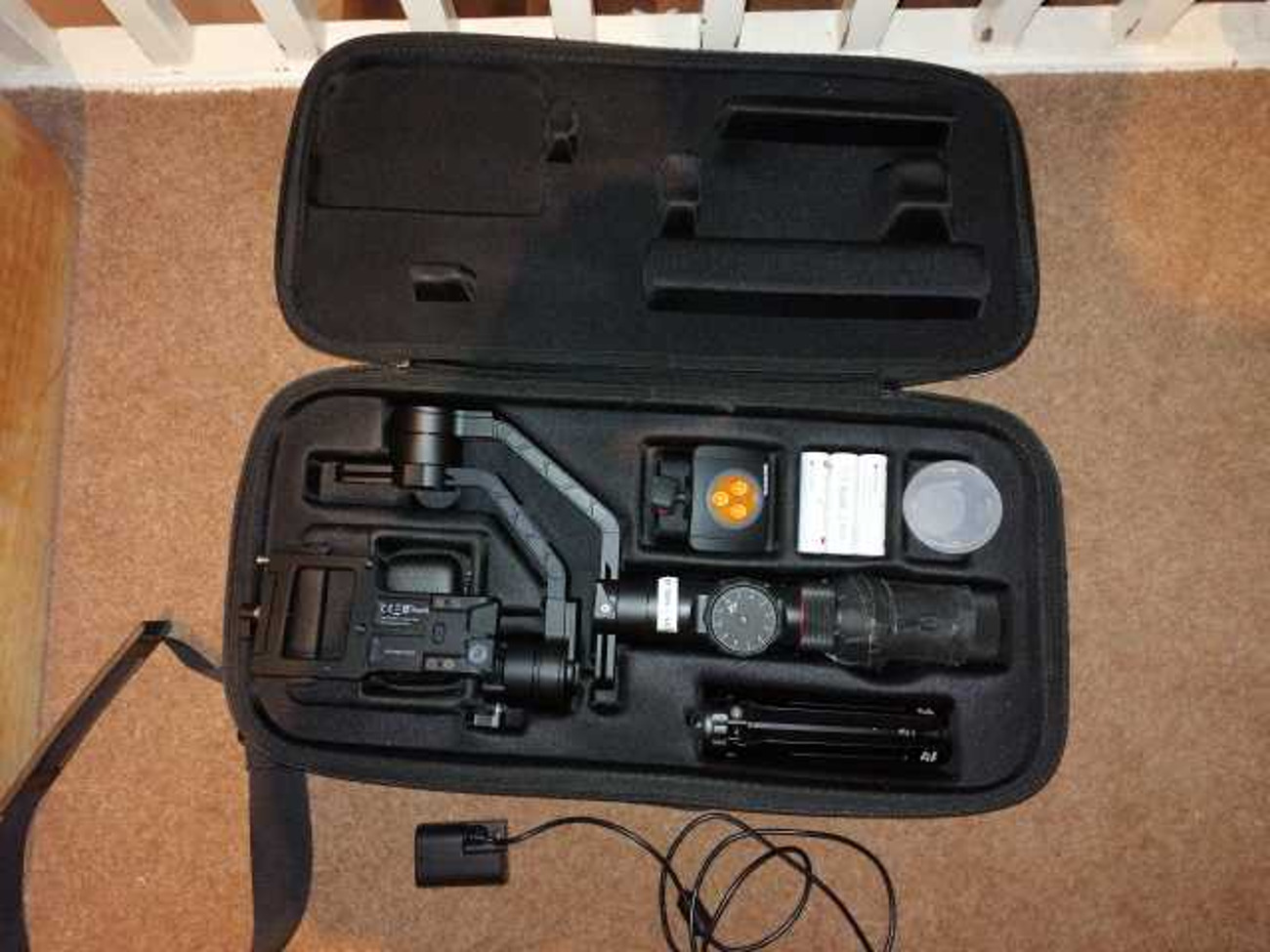Zhiyun crane 2 (with extra batteries + handle bars)