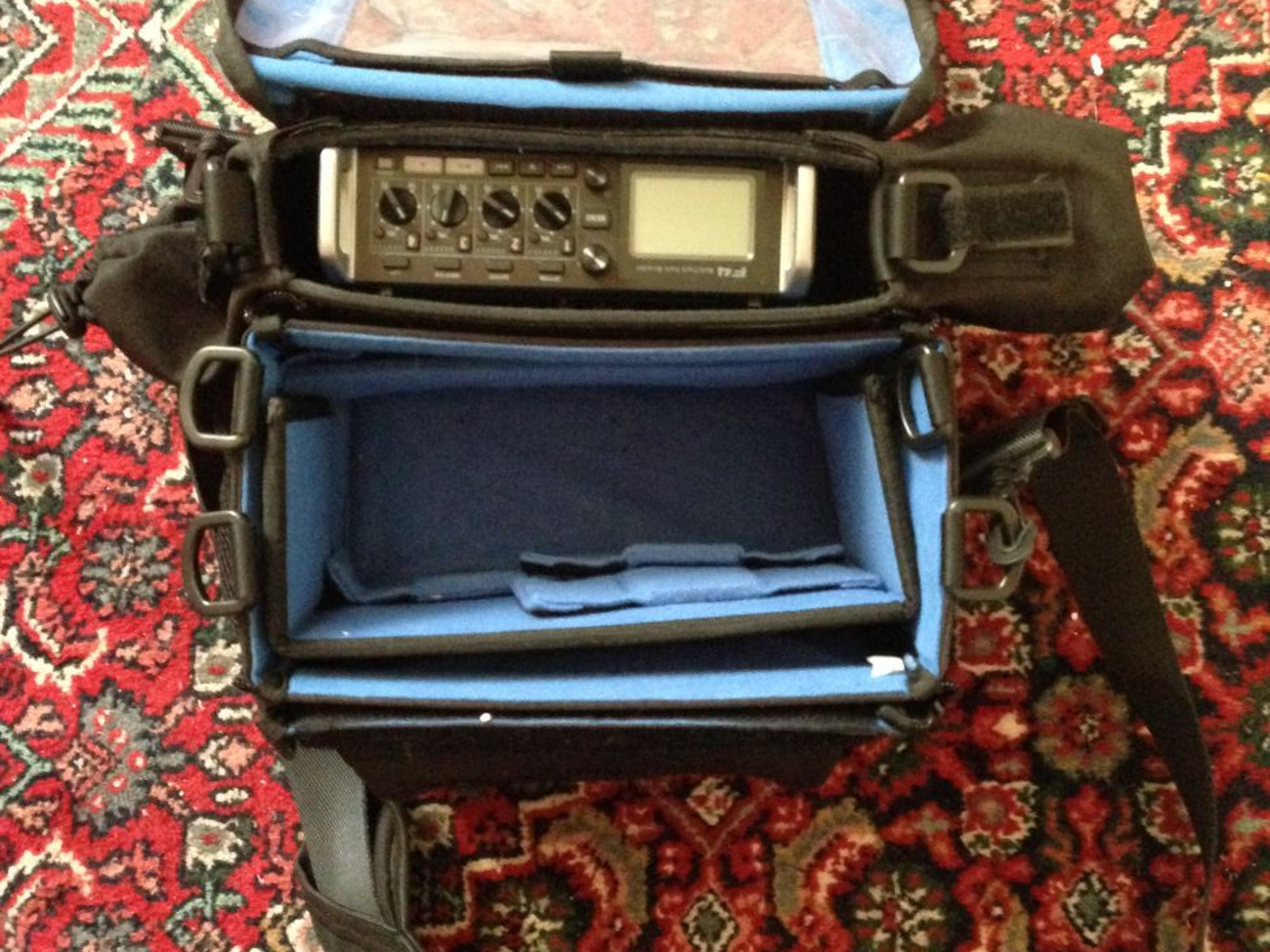 Zoom f4 multi track field/audio recorder + protective bag 