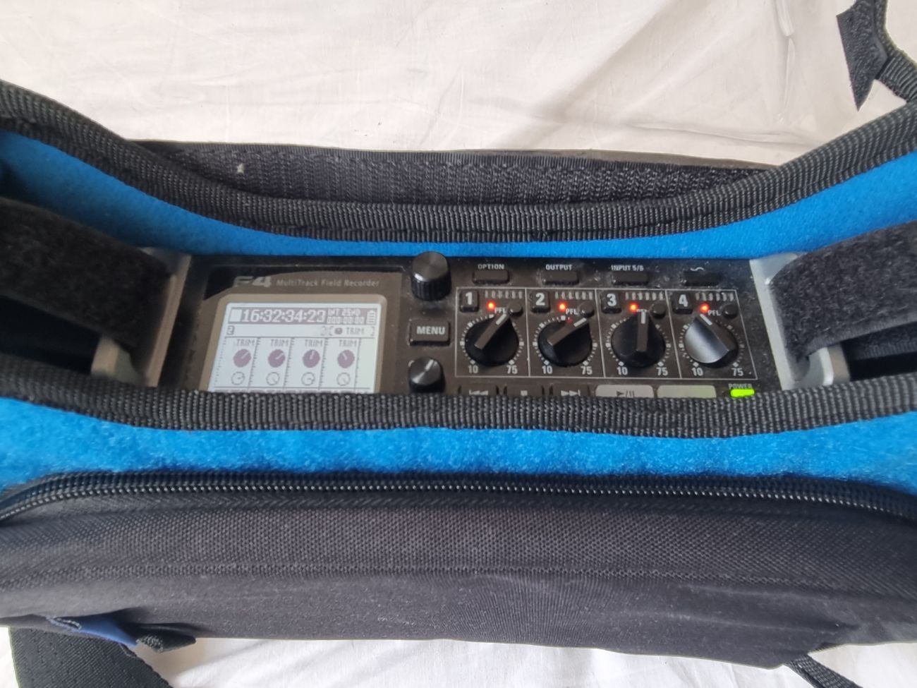 Zoom f4 multitrack field recorder + battery pack 