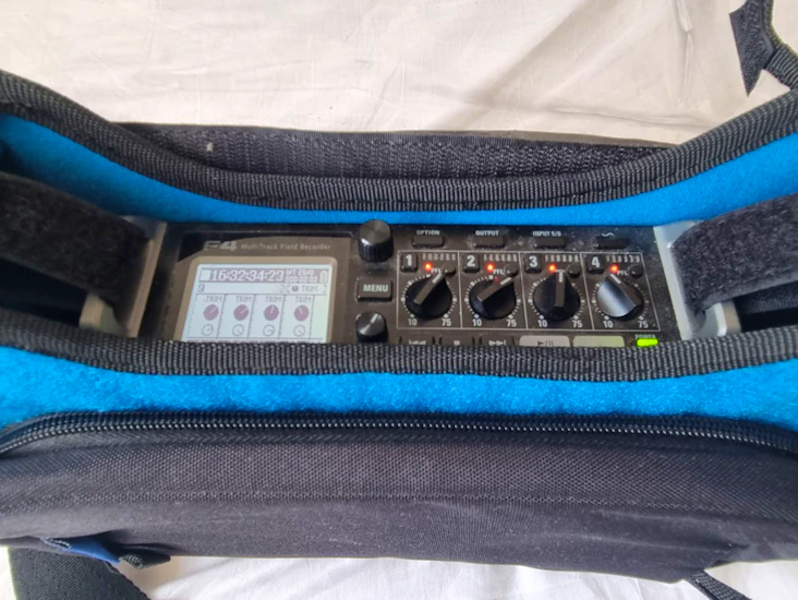 Zoom f4 multitrack field recorder + battery pack