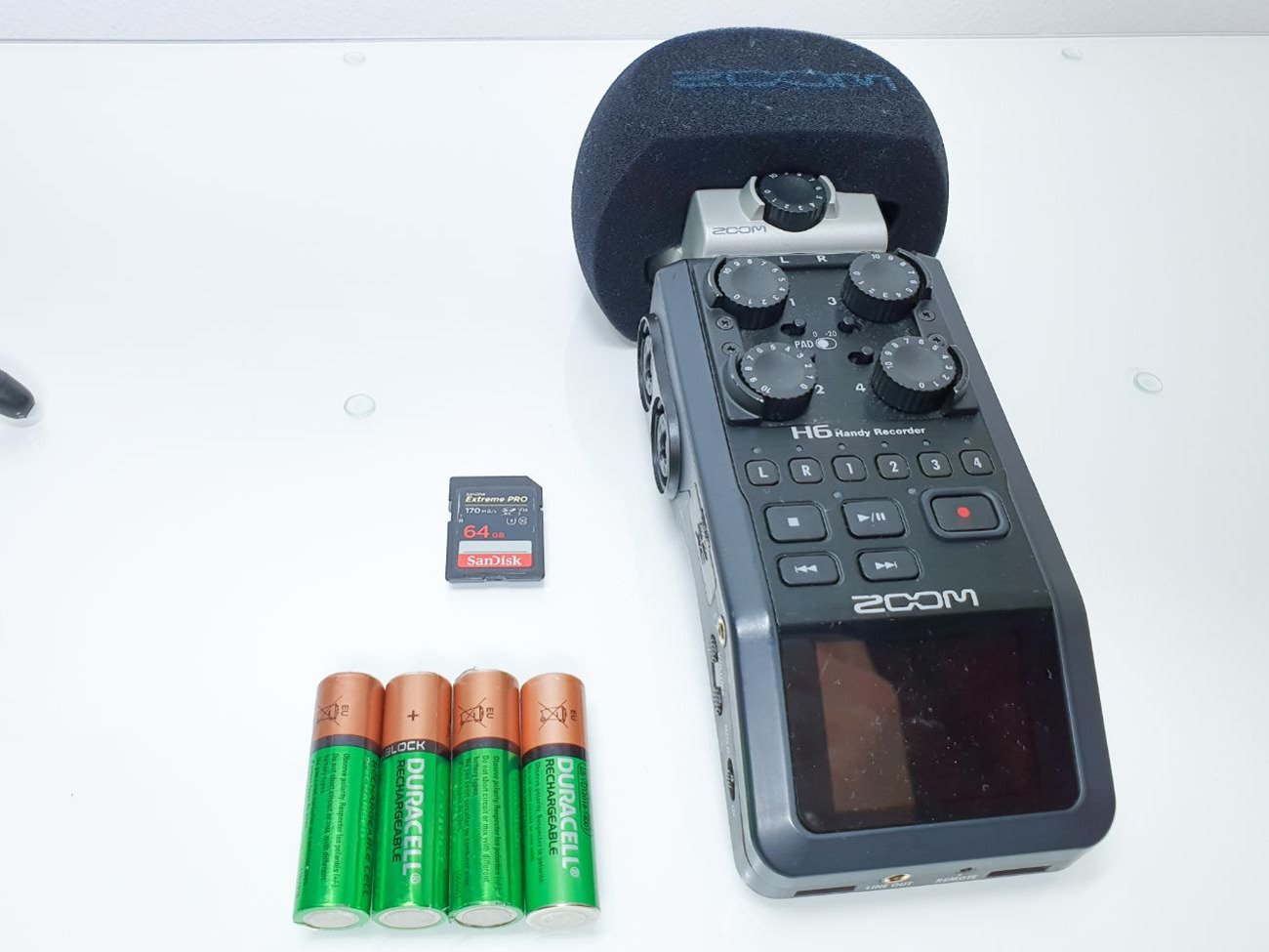 Zoom h6n recorder + memory card + batteries