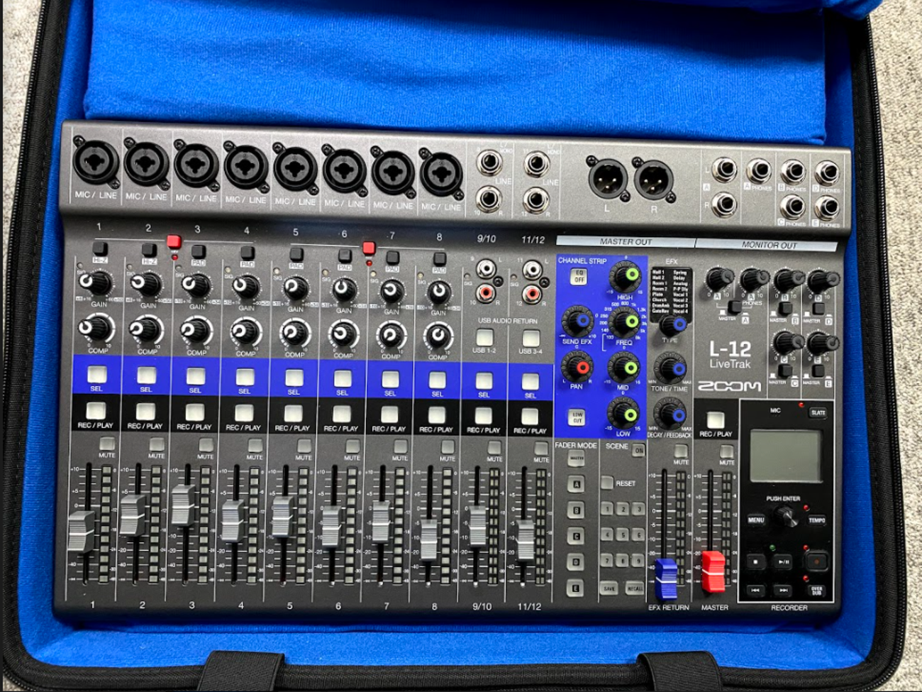 Zoom livetrak l-12 digital mixer