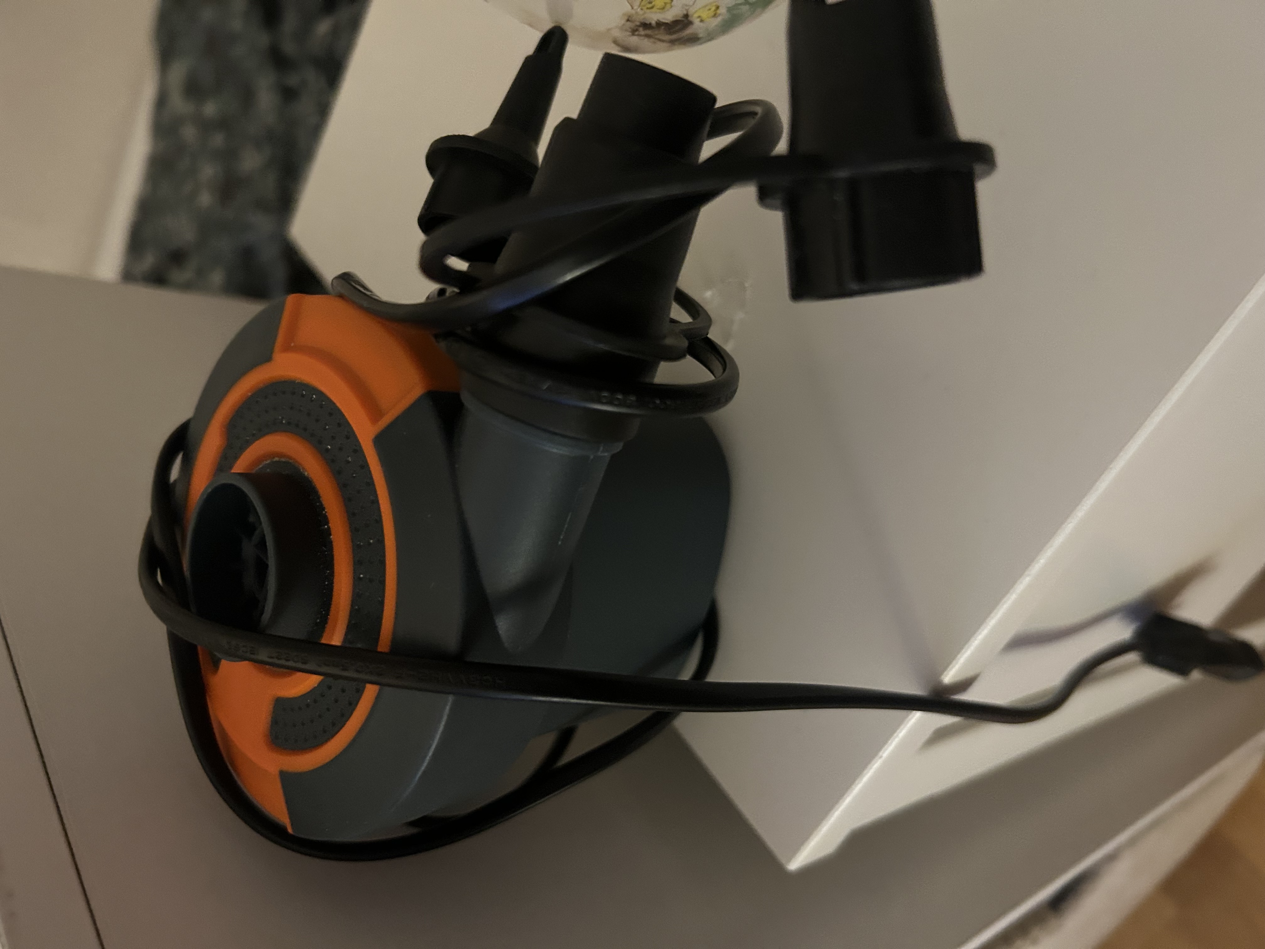 Elektrisk luftpumpe / air blower leies ut billig – perfekt til luftmadrass, basseng og oppblåsbare leker.”