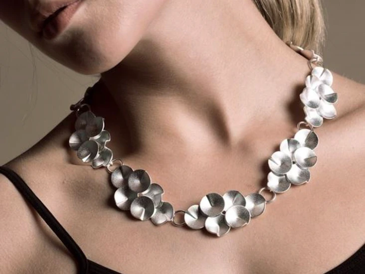 Kalevala kaikuja isot korvakorut ja kaulakoru