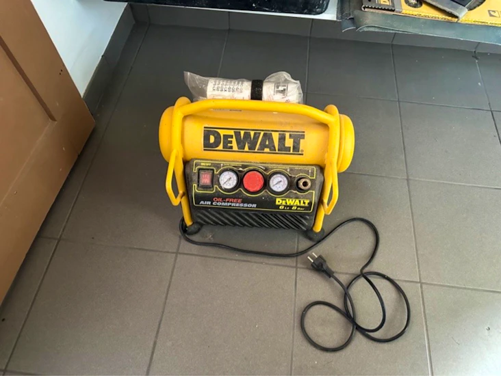 Dewalt dyckertpistol, kompressor och slang