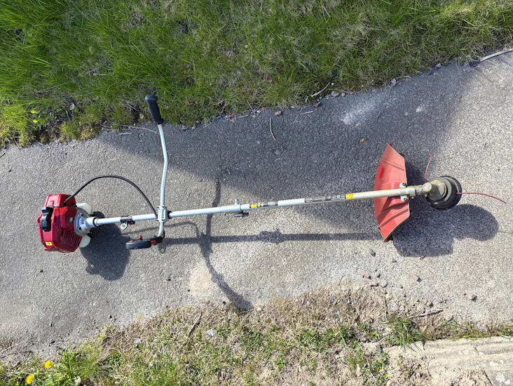 Bensindriven röjsåg/trimmer