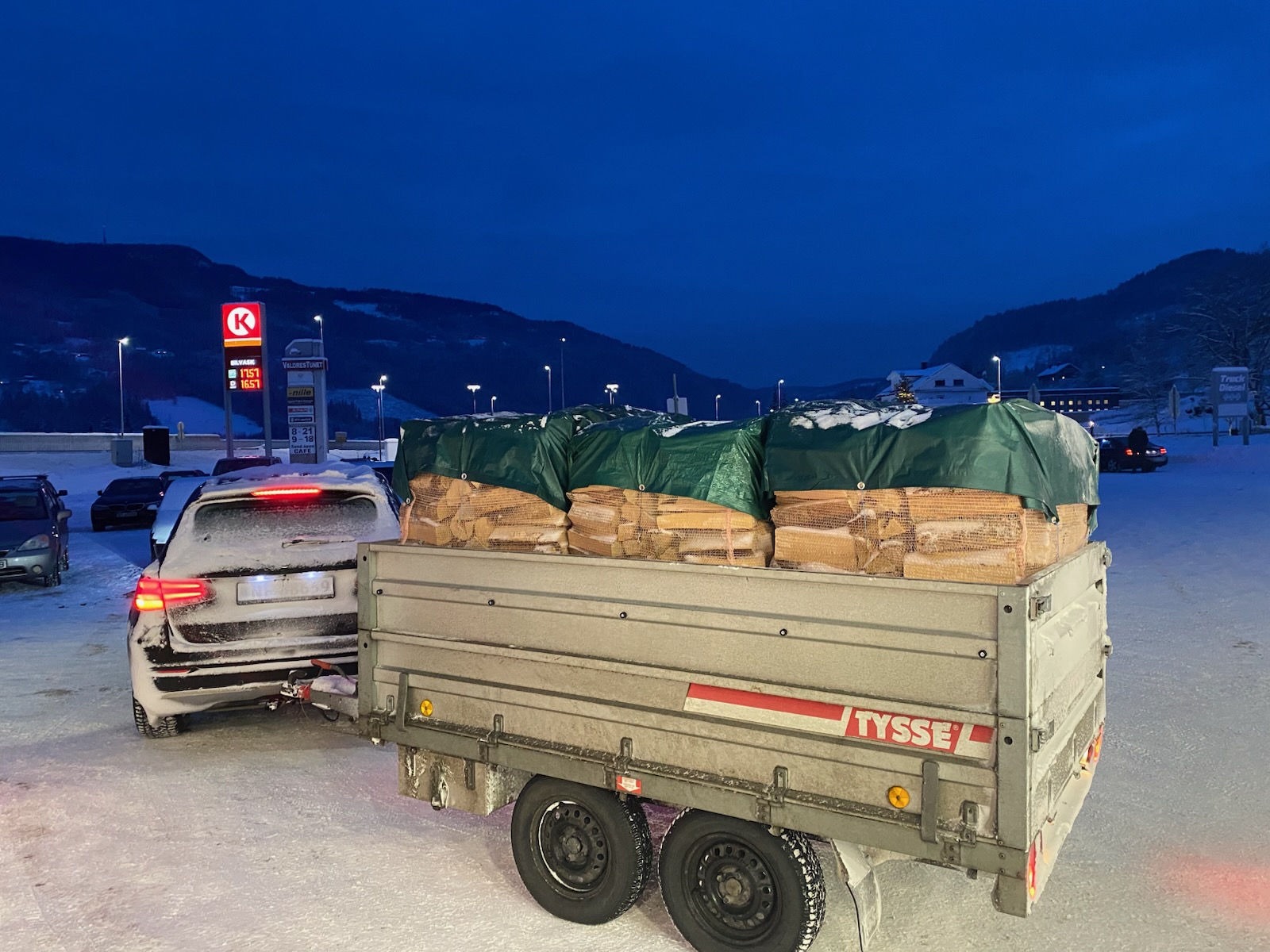 Tysse boogie 2000kg med høye karmer og presenning 