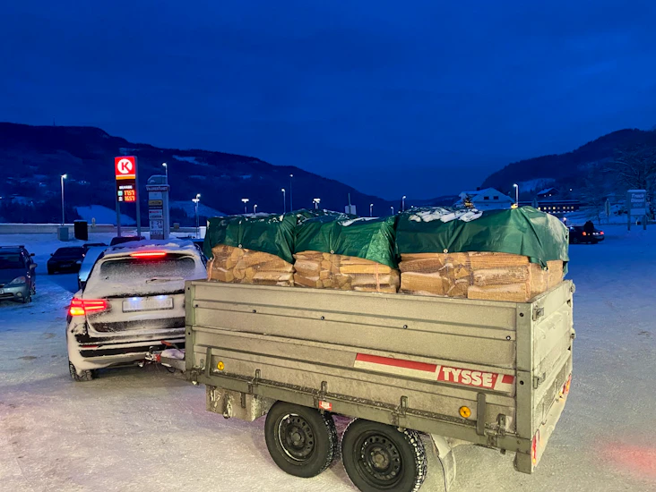 Tysse boogie 2000kg med høye karmer og presenning