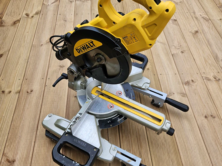 Kap- och gersåg dewalt
dws773 216mm
