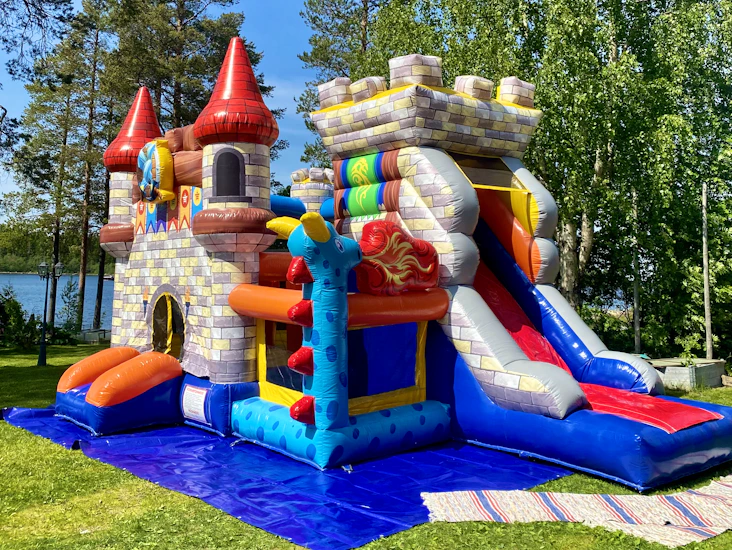 Hoppborg stor med rutchkana och bollhav uthyres