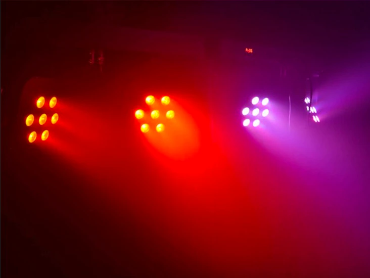 Färgrika partyljus hemkörning erbjuds